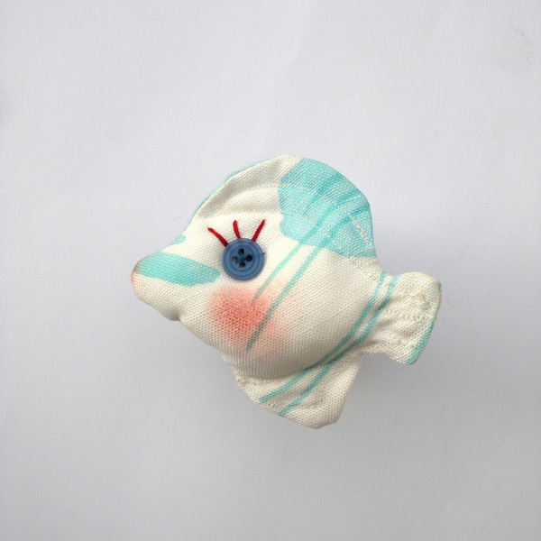 Χειροποίητη υφασμάτινη καρφίτσα πολύχρωμο ψαράκι - ύφασμα, ψάρι, χειροποίητα - 3