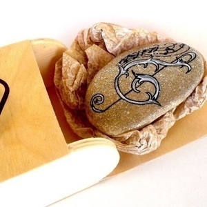 Ζωγραφισμένη πέτρα με το κλειδί του σολ και κουτάκι μπαμπού. - ζωγραφισμένα στο χέρι, διακοσμητικές πέτρες, βότσαλα, δώρο έκπληξη - 5