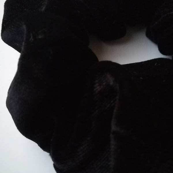 scrunchie "black soft" - βελούδο, λαστιχάκια μαλλιών - 2
