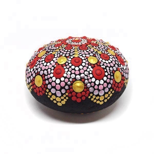 Mandala κόκκινο - χρυσό, ζωγραφισμένο σε φυσική πέτρα θαλάσσης - πέτρα, διακόσμηση, χριστουγεννιάτικο, διακοσμητικές πέτρες