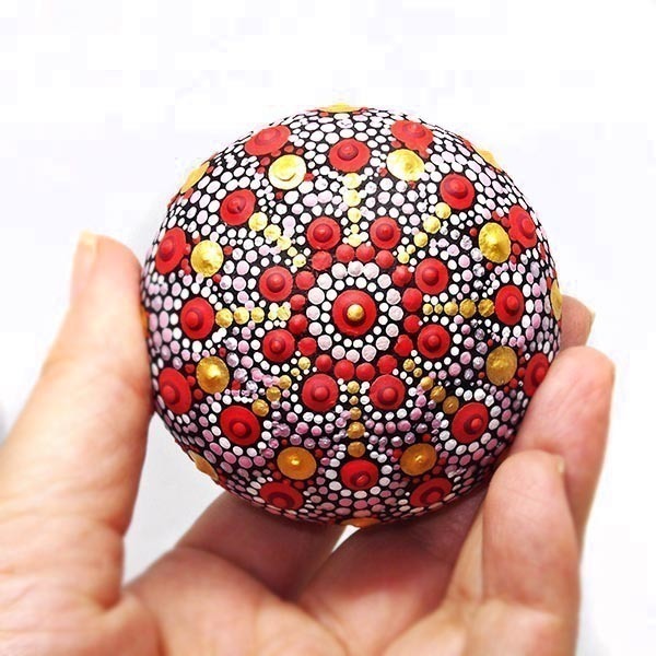 Mandala κόκκινο - χρυσό, ζωγραφισμένο σε φυσική πέτρα θαλάσσης - πέτρα, διακόσμηση, χριστουγεννιάτικο, διακοσμητικές πέτρες - 3