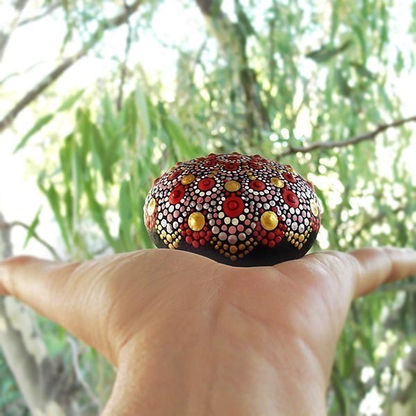 Mandala κόκκινο - χρυσό, ζωγραφισμένο σε φυσική πέτρα θαλάσσης - πέτρα, διακόσμηση, χριστουγεννιάτικο, διακοσμητικές πέτρες - 4