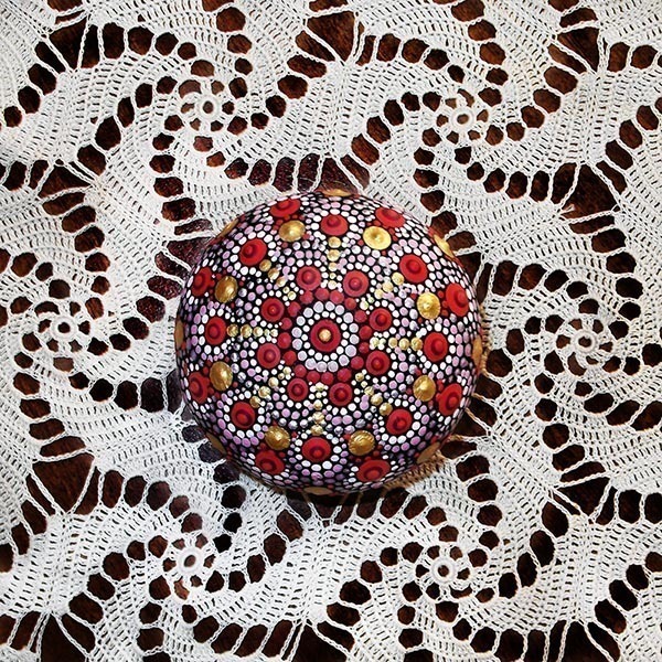 Mandala κόκκινο - χρυσό, ζωγραφισμένο σε φυσική πέτρα θαλάσσης - πέτρα, διακόσμηση, χριστουγεννιάτικο, διακοσμητικές πέτρες - 5