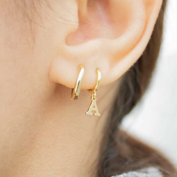 Tiny letter A earrings - επιχρυσωμένα, κρίκοι, faux bijoux