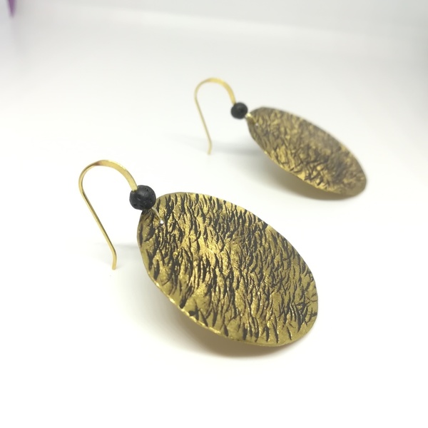 Ηammered gold and black round earrings - Σφυρήλατα σκουλαρίκια 'δίσκοι' σε μαύρο-χρυσό από ορείχαλκο... - ορείχαλκος, σφυρήλατο, κρεμαστά