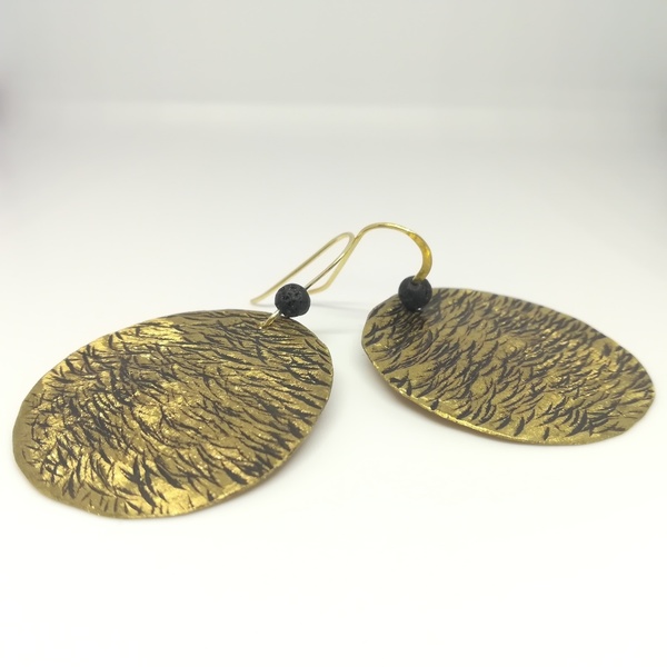 Ηammered gold and black round earrings - Σφυρήλατα σκουλαρίκια 'δίσκοι' σε μαύρο-χρυσό από ορείχαλκο... - ορείχαλκος, σφυρήλατο, κρεμαστά - 2