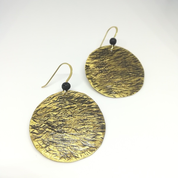 Ηammered gold and black round earrings - Σφυρήλατα σκουλαρίκια 'δίσκοι' σε μαύρο-χρυσό από ορείχαλκο... - ορείχαλκος, σφυρήλατο, κρεμαστά - 3