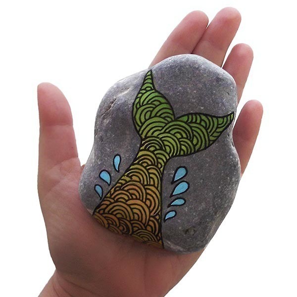Ψαροουρά ζωγραφισμένη σε φυσική πέτρα θαλάσσης - πέτρα, διακόσμηση, διακοσμητικές πέτρες - 2