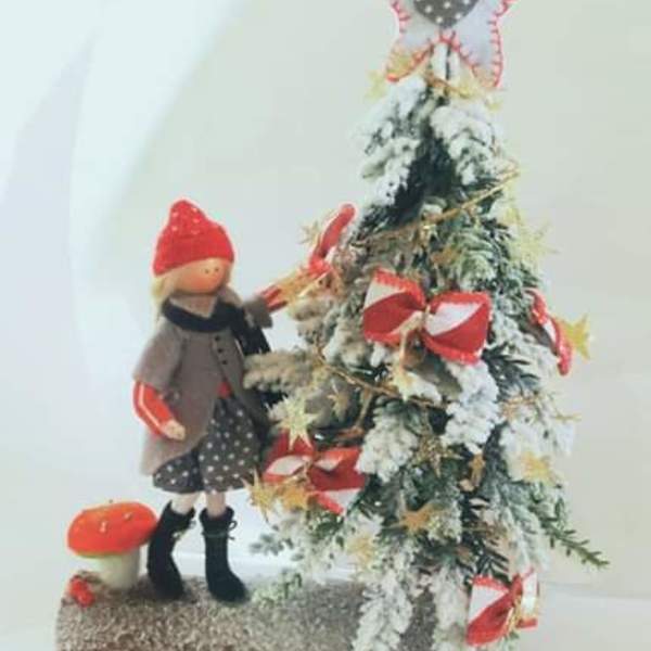 Η Ιόλη στολίζει το δέντρο της - κουκλίτσα, χριστουγεννιάτικο, διακοσμητικά, χριστουγεννιάτικα δώρα, μινιατούρες φιγούρες
