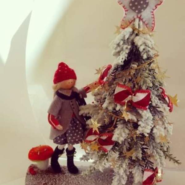 Η Ιόλη στολίζει το δέντρο της - κουκλίτσα, χριστουγεννιάτικο, διακοσμητικά, χριστουγεννιάτικα δώρα, μινιατούρες φιγούρες - 2
