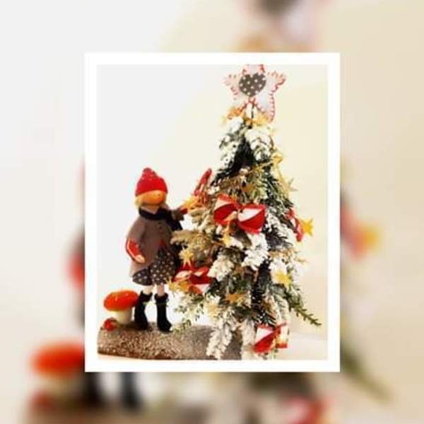Η Ιόλη στολίζει το δέντρο της - κουκλίτσα, χριστουγεννιάτικο, διακοσμητικά, χριστουγεννιάτικα δώρα, μινιατούρες φιγούρες - 3