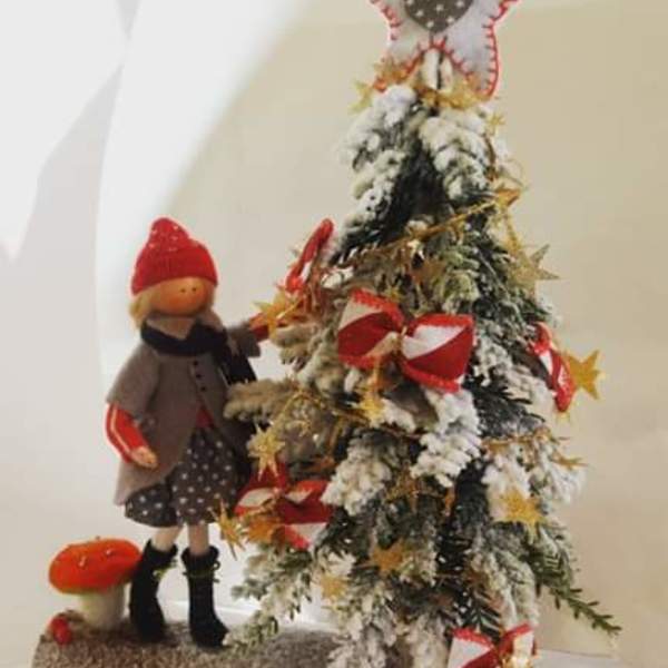 Η Ιόλη στολίζει το δέντρο της - κουκλίτσα, χριστουγεννιάτικο, διακοσμητικά, χριστουγεννιάτικα δώρα, μινιατούρες φιγούρες - 4