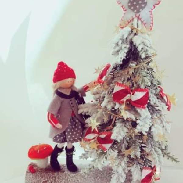Η Ιόλη στολίζει το δέντρο της - κουκλίτσα, χριστουγεννιάτικο, διακοσμητικά, χριστουγεννιάτικα δώρα, μινιατούρες φιγούρες - 5