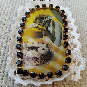 καρφίτσα κίτρινη pin up με δαντέλα και στρας - vintage, σμάλτος, plexi glass - 2