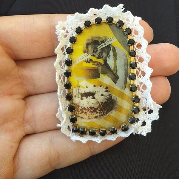 καρφίτσα κίτρινη pin up με δαντέλα και στρας - vintage, σμάλτος, plexi glass - 3