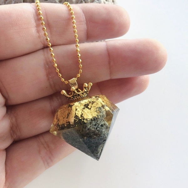 Κομψό μενταγιόν σε σχήμα διαμαντιού με φύλλο χρυσού και πέτρωμα - επιχρυσωμένα, κορώνα, μακριά, μενταγιόν - 3