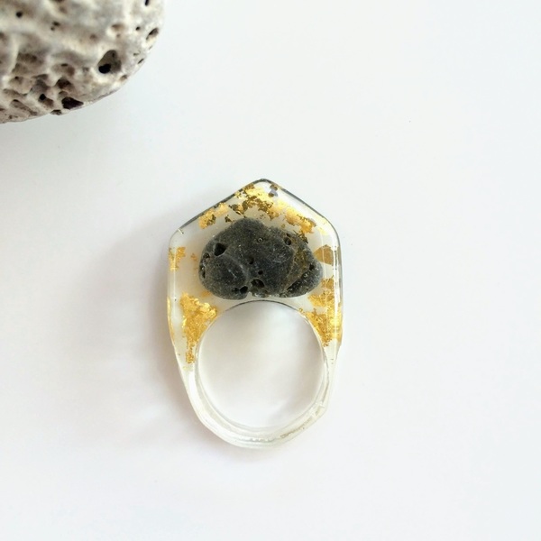 Μεγάλο statement δαχτυλίδι με φύλλο χρυσού και φυσικό πέτρωμα - σταθερά, μεγάλα - 2