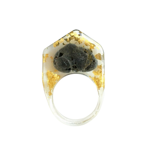 Μεγάλο statement δαχτυλίδι με φύλλο χρυσού και φυσικό πέτρωμα - σταθερά, μεγάλα