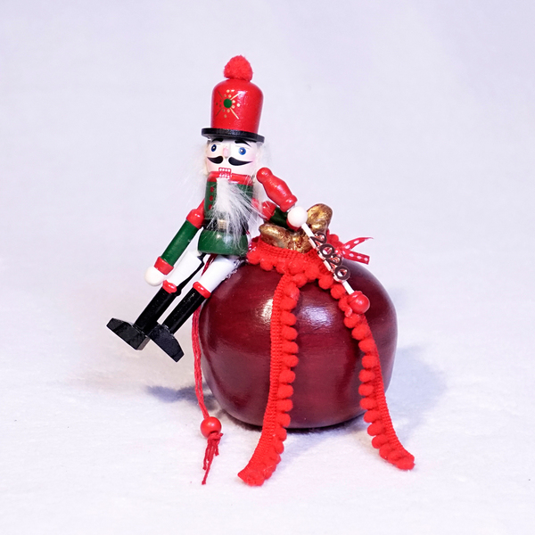 Χειροποίητο Μπορντώ Κεραμικό Ρόδι με έναν γιορτινό Καρυοθραύστη για το 2021! - πηλός, κεραμικό, χειροποίητα, χριστουγεννιάτικο, ρόδι, γούρια - 3