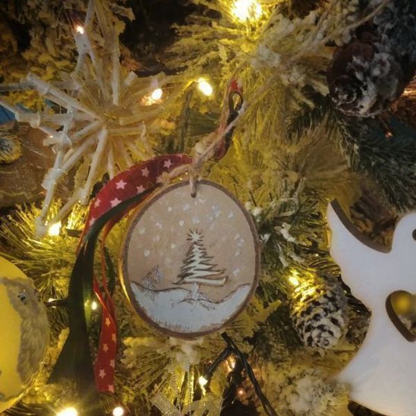 Γούρι ξύλινο / πυρογραφία σε κορμό / Χριστουγεννιάτικο δέντρο - ξύλο, χειροποίητα, διακοσμητικά - 3