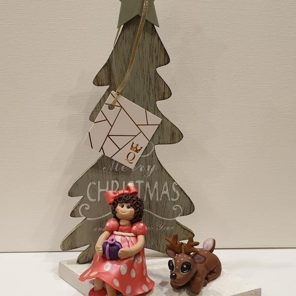 Ξύλινο δεντράκι με κοριτσάκι και ελαφακι φτιαγμένα απο πηλο. - διακοσμητικά, χριστουγεννιάτικα δώρα