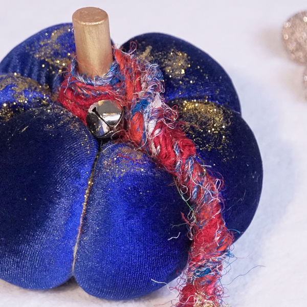 Χειροποίητη Βελούδινη Kολοκύθα σε μπλε ηλεκτρίκ χρώμα|14εκ.|Γούρι 2020 - χειροποίητα, χριστουγεννιάτικα δώρα, κολοκύθα, γούρια - 3