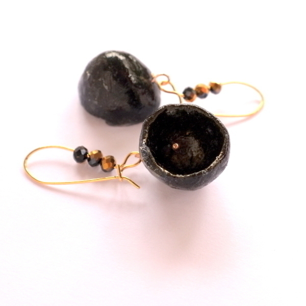 Σκουλαρίκια κρεμαστά από χαρτοπολτό black-gold - ζωγραφισμένα στο χέρι, χάντρες, μακριά, κρεμαστά - 3