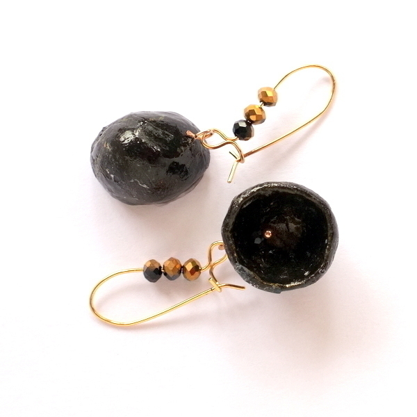 Σκουλαρίκια κρεμαστά από χαρτοπολτό black-gold - ζωγραφισμένα στο χέρι, χάντρες, μακριά, κρεμαστά - 5