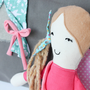 Υφασμάτινη κούκλα με τσάντα- σπιτάκι - ύφασμα, κουκλίτσα, κούκλες - 4