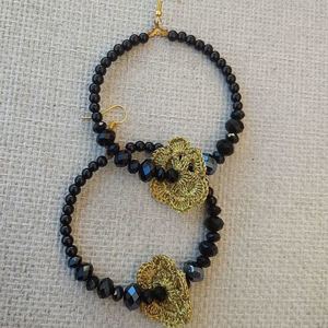 Μαύροι κρίκοι με πλεκτό λουλούδι και κρύσταλλα swarovski - κρίκοι, πέτρες, μεγάλα, faux bijoux, πλεκτά - 3
