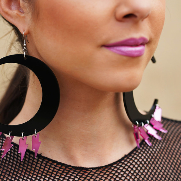 Μαύρο plexiglass ημικύκλιο με ροζ αστραπές - μακριά, κρεμαστά, faux bijoux - 2