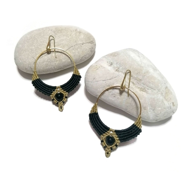 Μακραμέ έθνικ σκουλαρίκια επιχρυσωμένοι κρίκοι σε χρυσό και μαύρο χρώμα 40mm με ημιπολύτιμο λίθο Αχάτη - μακραμέ, κορδόνια, μαύρα, ethnic, κρεμαστά, μεγάλα - 3
