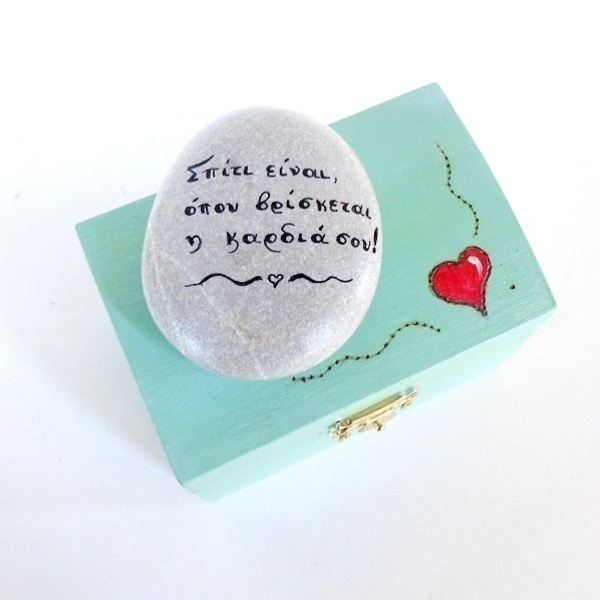 Ζωγραφισμένη πέτρα και ξύλινο κουτί, με σπίτι, καρδιά και μήνυμα στην πίσω πλευρά. - ζωγραφισμένα στο χέρι, πέτρα, καρδιά, διακοσμητικές πέτρες, προσωποποιημένα - 2