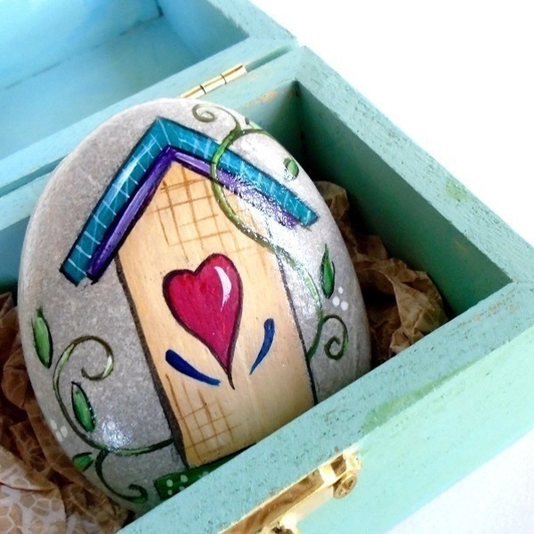 Ζωγραφισμένη πέτρα και ξύλινο κουτί, με σπίτι, καρδιά και μήνυμα στην πίσω πλευρά. - ζωγραφισμένα στο χέρι, πέτρα, καρδιά, διακοσμητικές πέτρες, προσωποποιημένα - 4
