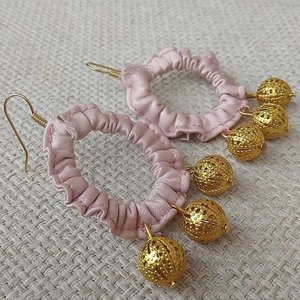 σκουλαρίκια κρίκοι ρόζ nude από ύφασμα με χρυσές χάντρες - κρίκοι, boho, μπρούντζος, faux bijoux, φθηνά - 3
