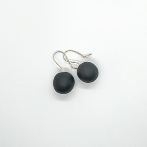 "Dots & Colors" - Μαύρα κρεμαστά minimal σκουλαρίκια από πολυμερή πηλό - ασήμι, ασήμι 925, πηλός, minimal, μικρά, κρεμαστά - 2