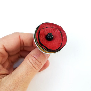 Δερμάτινο κόκκινο δαχτυλίδι με ξύλινή χάντρα (εικαστικό κόσμημα) - δέρμα, χειροποίητα, αυξομειούμενα, φθηνά