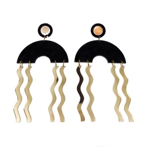 Σκουλαρίκια από plexiglass, με μαύρο ημικύκλιο και χρυσά στοιχεία - μακριά, plexi glass, κρεμαστά, μεγάλα, faux bijoux