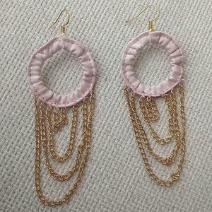 Σκουλαρίκια ροζ υφασμάτινοι κρίκοι με αλυσίδα χρυσή - μακριά, boho, κρεμαστά, faux bijoux, πολυέλαιοι, φθηνά - 2