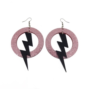 Σκουλαρίκια από plexiglass, με κύκλους σε ροζ glitter και μαύρες ματ αστραπές - κρεμαστά, faux bijoux, μακριά, μεγάλα, plexi glass