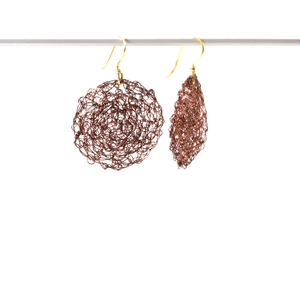 Σκουλαρίκια wire crochet, gun metal - ορείχαλκος, χειροποίητα, μικρά, κρεμαστά, πλεκτά - 4