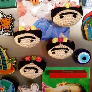 Πλεκτό μαγνητάκι "Μεξικάνα Ζωγράφος" - ύφασμα, μαγνητάκια, δώρα για δασκάλες, frida kahlo, μαγνητάκια ψυγείου - 3
