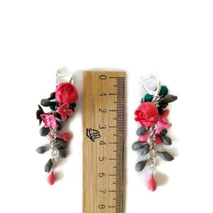 Σκουλαρίκια από πολυμερικό πηλό σε σχέδιο λουλουδιού σε ροζ-γκρι-πρασινο χρωμα . 100% Χειροποίητο - πηλός, μακριά, λουλούδι, κρεμαστά, μεγάλα σκουλαρίκια - 3