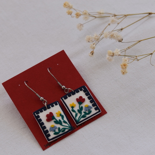 "Embroidered canvas"- Χειροποίητα κρεμαστά ορθογώνια σκουλαρίκια με πολύχρωμα λουλούδια από πηλό (4εκ.) (ατσάλι) - πηλός, λουλούδι, μικρά, ατσάλι, boho, κρεμαστά - 2