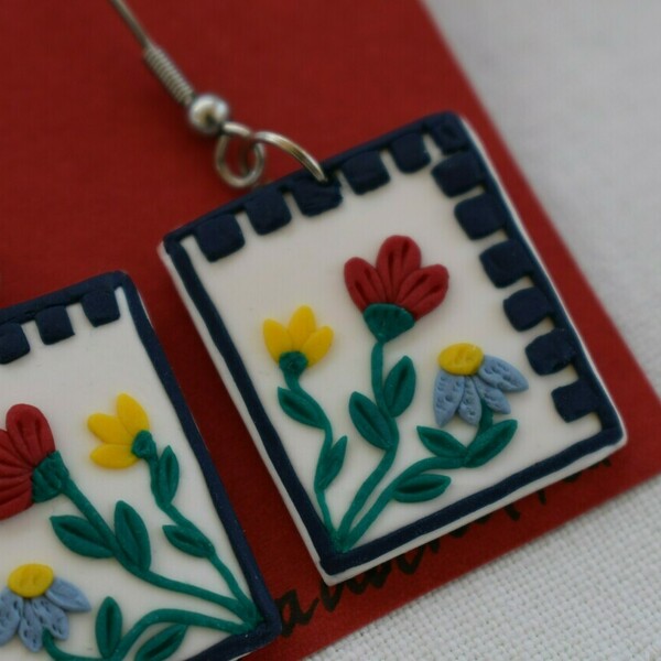 "Embroidered canvas"- Χειροποίητα κρεμαστά ορθογώνια σκουλαρίκια με πολύχρωμα λουλούδια από πηλό (4εκ.) (ατσάλι) - πηλός, λουλούδι, μικρά, ατσάλι, boho, κρεμαστά - 3