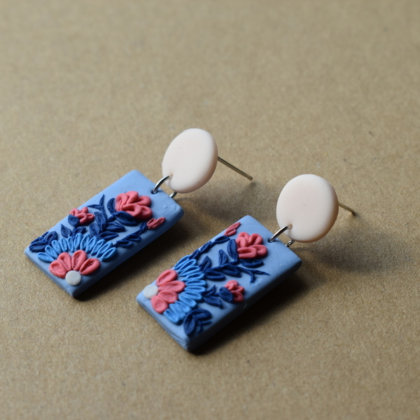"Embroidered flowers"- Χειροποίητα καρφωτά σκουλαρίκια από πηλό με λουλούδια (4εκ.) (ατσάλι) - ορείχαλκος, πηλός, λουλούδι, boho, κρεμαστά, φθηνά - 2