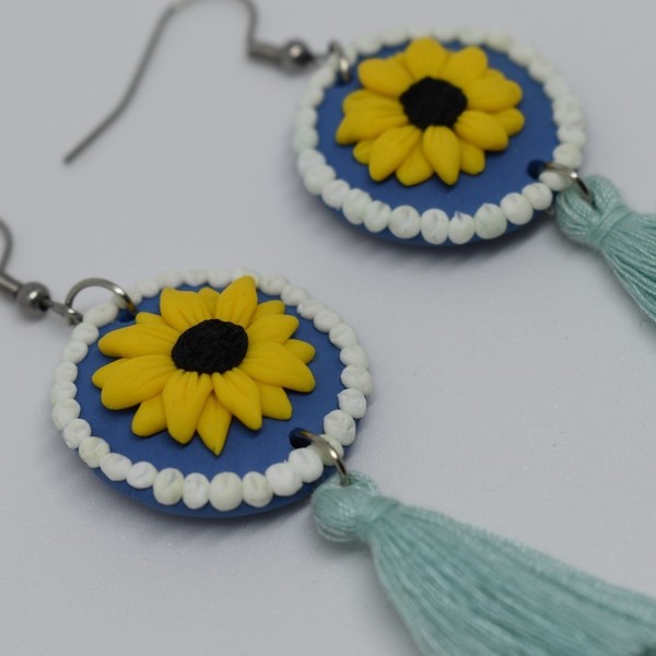 "Embroidered sunflower"- Κρεμαστά γαλάζια στρογγυλά σκουλαρίκια με ηλιοτρόπια και φουντάκι (7,5εκ., ατσάλι) - με φούντες, πηλός, λουλούδι, μικρά, ατσάλι, boho, κρεμαστά, φθηνά - 3