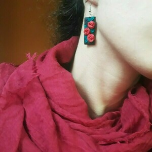 Dark Roses Earrings | Χειροποίητα Μαύρα Φλοράλ Σκουλαρίκια μαύρου χρώματος με Τριαντάφυλλα (Ατσάλι, Πολυμερικός Πηλός) (Μήκος 4εκ.) - πηλός, λουλούδι, μικρά, ατσάλι, boho, κρεμαστά, γάντζος - 3
