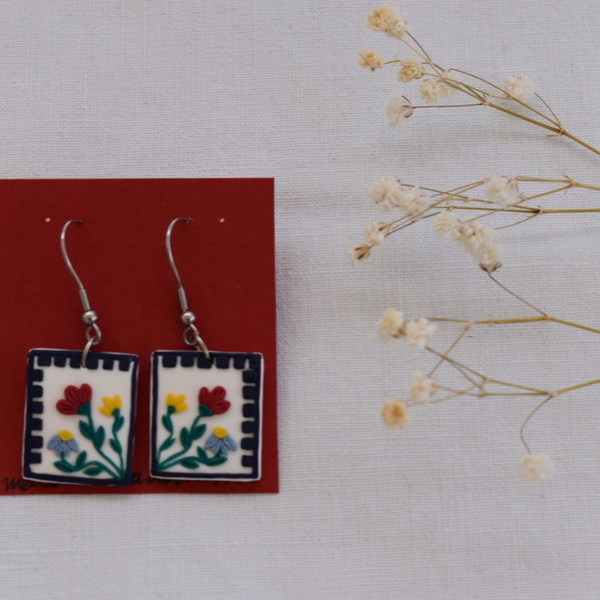 "Embroidered canvas"- Χειροποίητα κρεμαστά ορθογώνια σκουλαρίκια με πολύχρωμα λουλούδια από πηλό (4εκ.) (ατσάλι) - πηλός, λουλούδι, μικρά, ατσάλι, boho, κρεμαστά - 4
