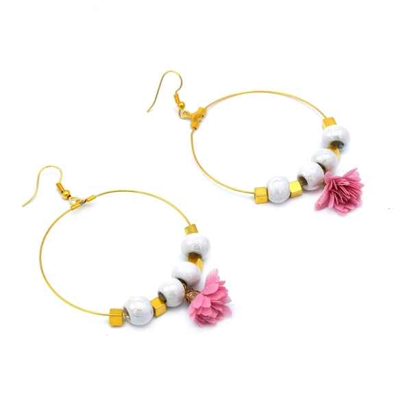 Χειροποίητα σκουλαρίκια Κρίκοι από κεραμικές χάντρες σε λευκό χρώμα και ροζ λουλούδια. - επιχρυσωμένα, ορείχαλκος, λουλούδια, κρίκοι, ατσάλι, μεγάλα